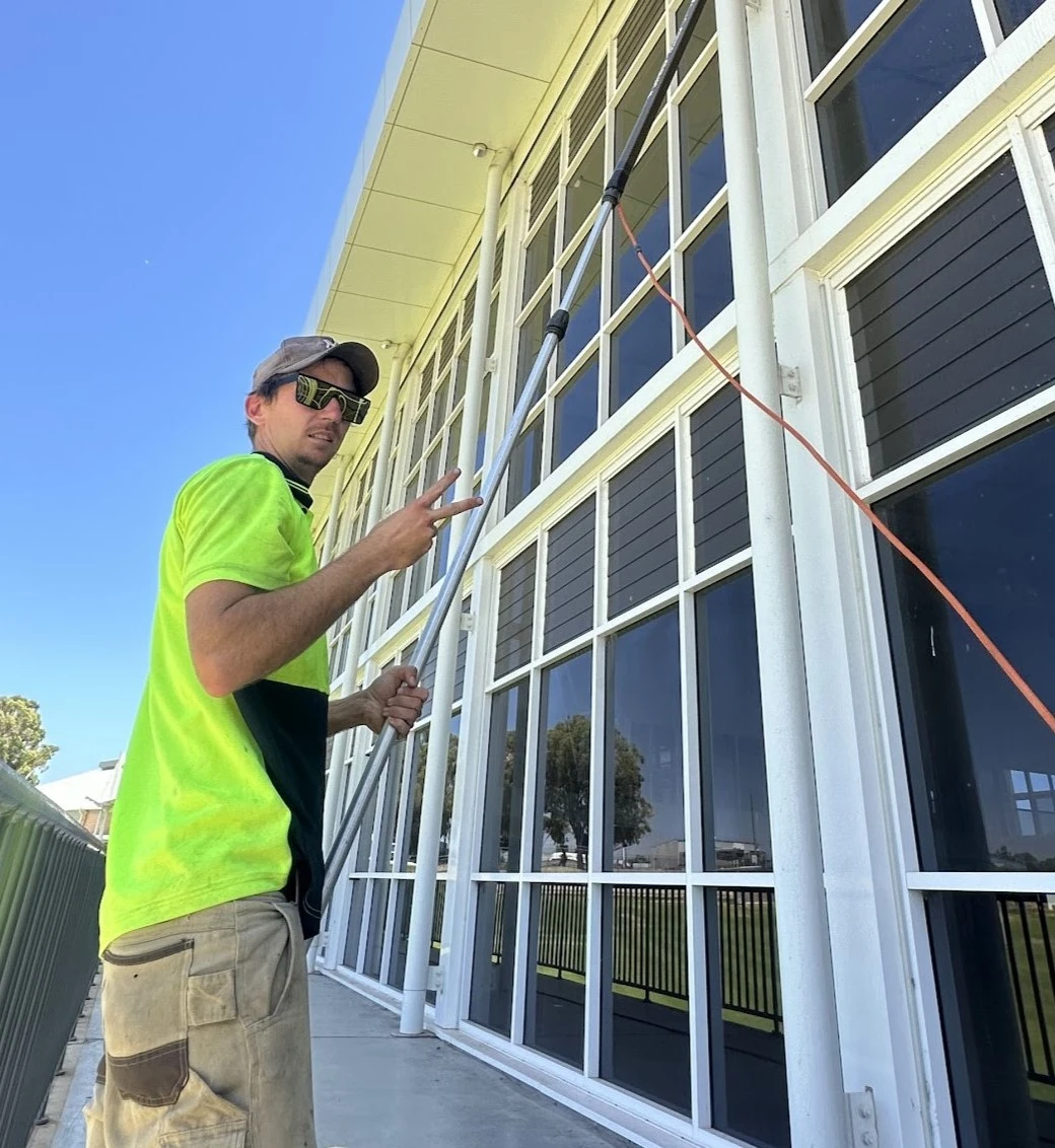 window cleaner cleaning windows in perth